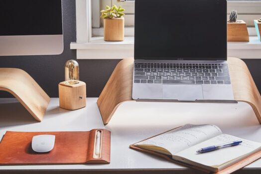 Minimalistyczne Biuro w Domu: Jak Stworzyć Ergonomiczne i Stylowe Miejsce Pracy