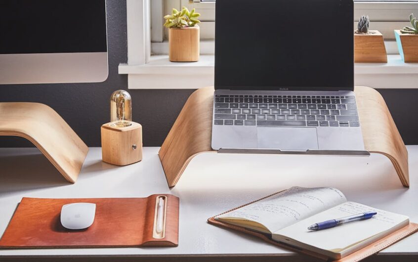 Minimalistyczne Biuro w Domu: Jak Stworzyć Ergonomiczne i Stylowe Miejsce Pracy