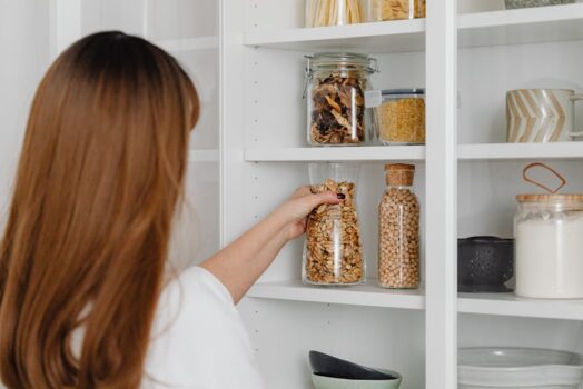 Pasywna spiżarnia chłodząca w mieszkaniu: gliniane panele ewaporacyjne + wkłady PCM w jednym regale kuchennym