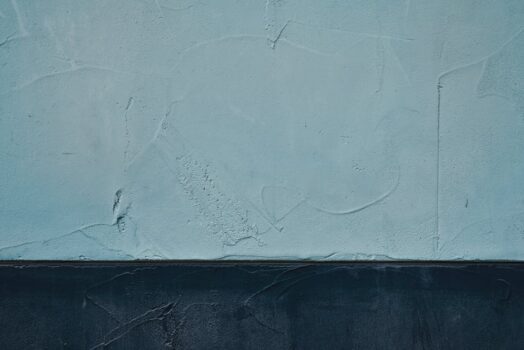 Ściana, która chłodzi: tynk gliniany z PCM i kapilarną matą – ciche chłodzenie bez klimatyzatora w mieszkaniu