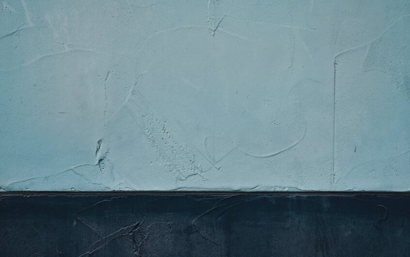 Ściana, która chłodzi: tynk gliniany z PCM i kapilarną matą – ciche chłodzenie bez klimatyzatora w mieszkaniu