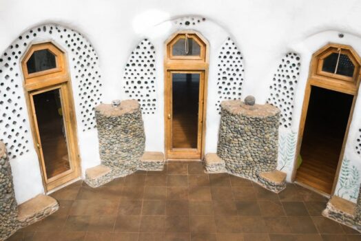 Ściany, które magazynują chłód? Gliniane panele z PCM do salonu i sypialni