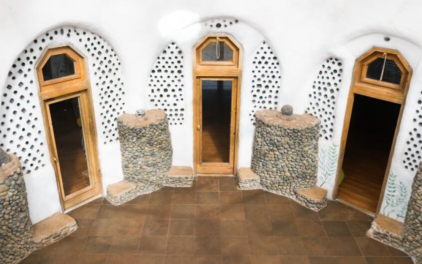 Ściany, które magazynują chłód? Gliniane panele z PCM do salonu i sypialni