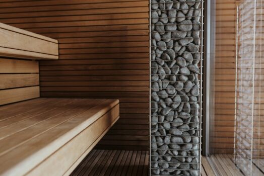 Meble z akumulacją ciepła (PCM): ukryta masa termiczna w stolikach, wezgłowiach i panelach, która stabilizuje temperaturę i rachunki