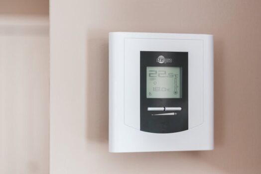 Regał, który magazynuje ciepło: mebel-ściana z materiałem zmiennofazowym (PCM) i mikrokanałami powietrznymi