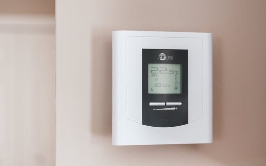 Regał, który magazynuje ciepło: mebel-ściana z materiałem zmiennofazowym (PCM) i mikrokanałami powietrznymi