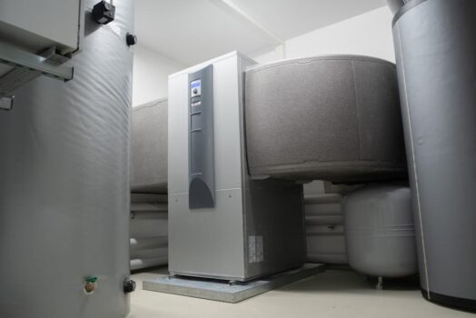 Termoaktywne meble z gliny i PCM: ławki, wezgłowia i cokoły, które grzeją, chłodzą i magazynują energię