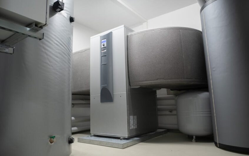 Termoaktywne meble z gliny i PCM: ławki, wezgłowia i cokoły, które grzeją, chłodzą i magazynują energię