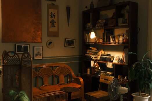 Regał, który oddycha: cichy regał‑oczyszczacz powietrza do salonu i biura (DIY, Smart, piękny)