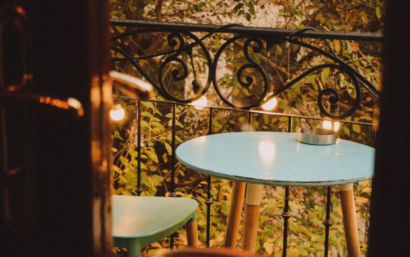 Jak urządzić mały balkon w bloku – funkcjonalna metamorfoza krok po kroku